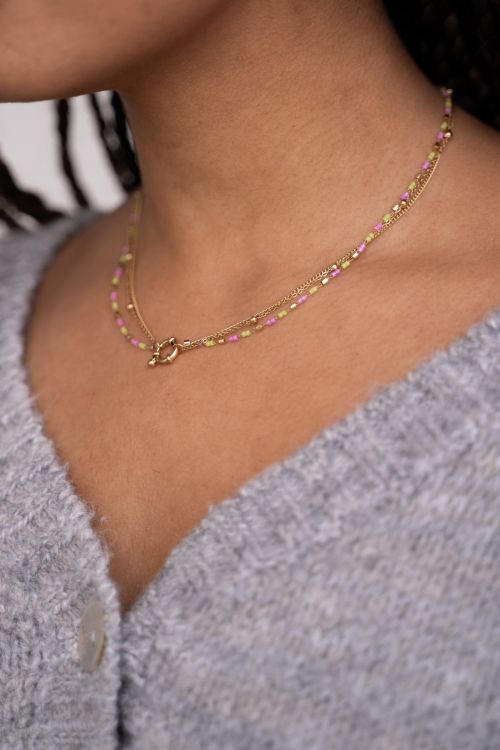 Driedubbele ketting met groen & roze kralen