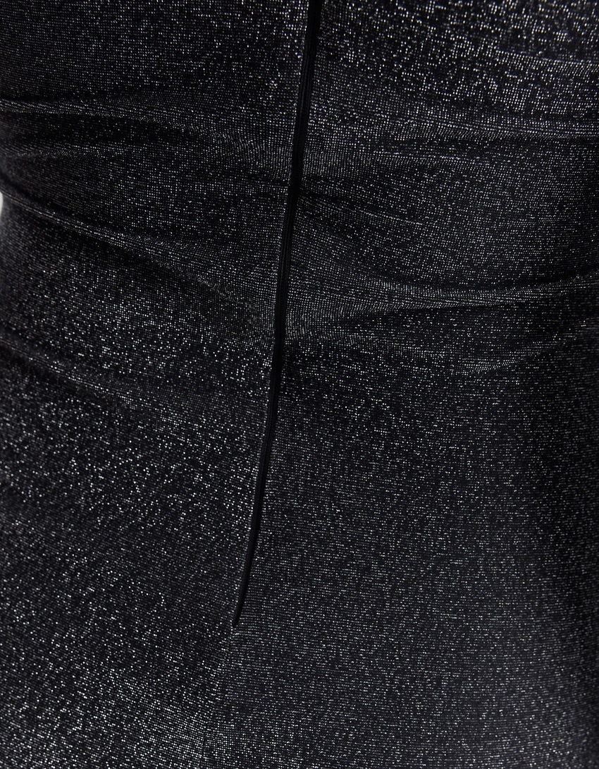 Vestido midi brilhante sem alças com recortes