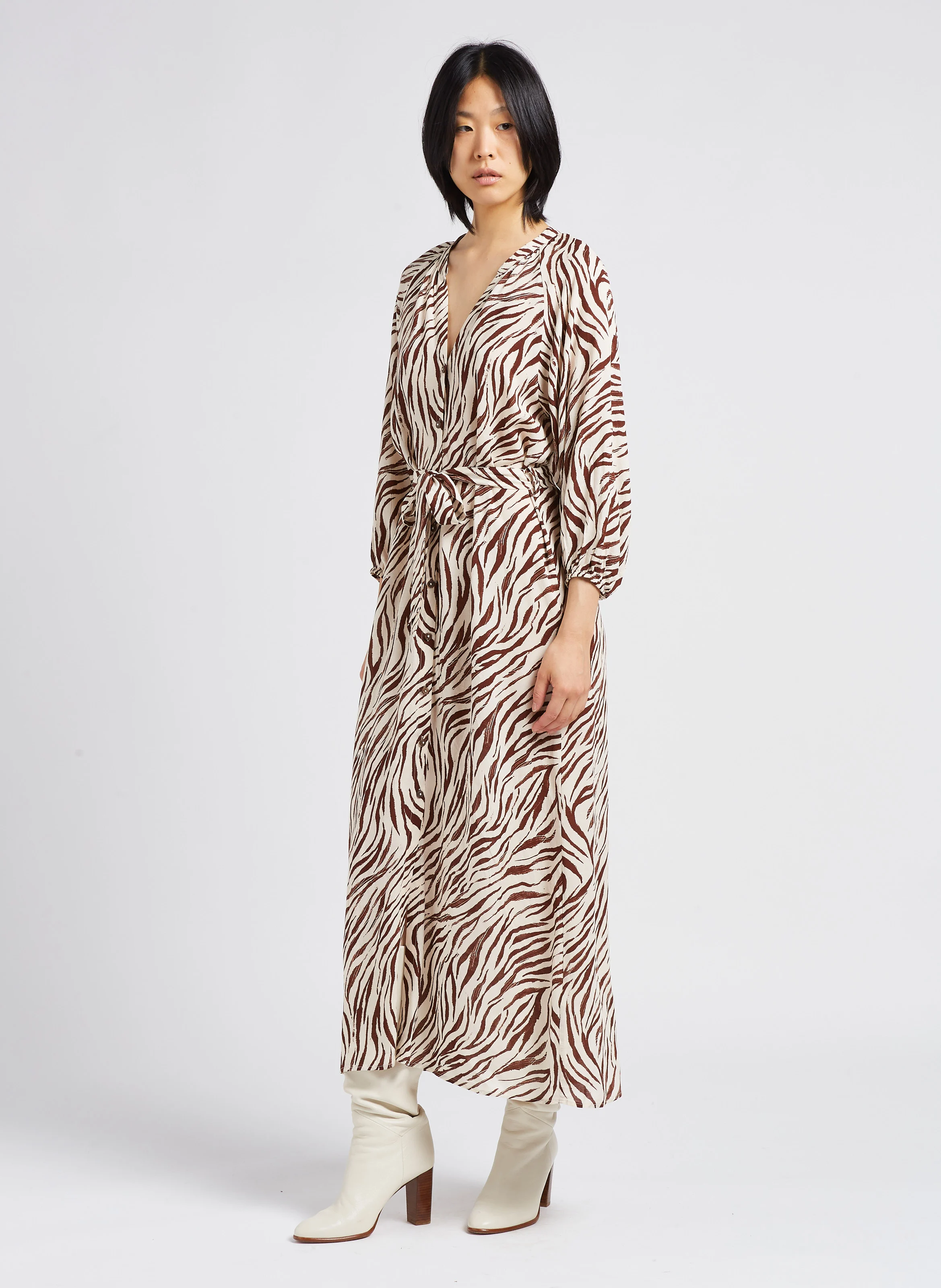 LEXI - Robe longue coupe droite à col v | Beige