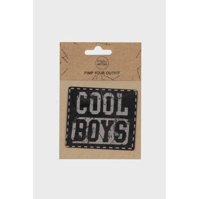 Atelier Veritas-Patch met tekst 'Cool Boys' 7,8x8,8cm