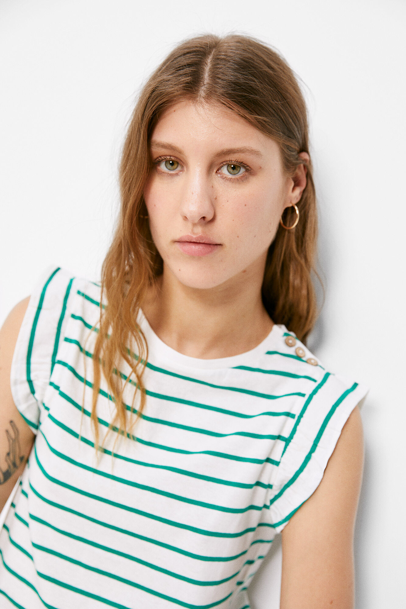 Camiseta estampada com botões nos ombros - Verde