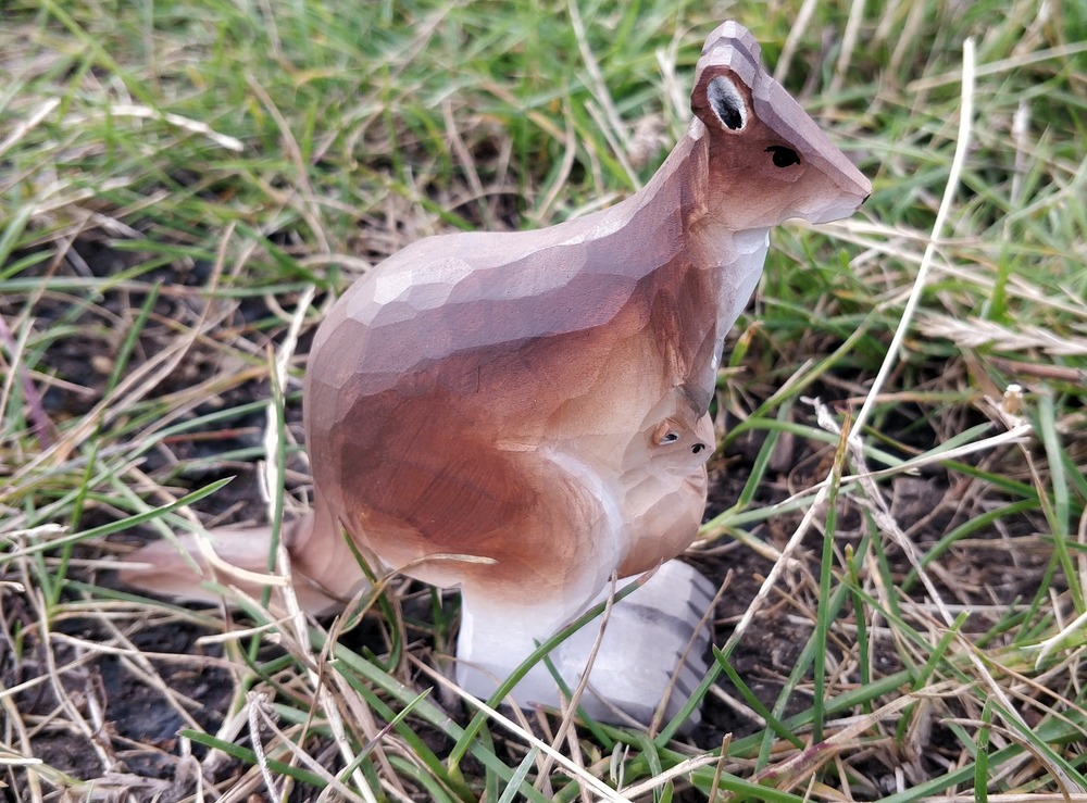 Figurine kangourou en bois