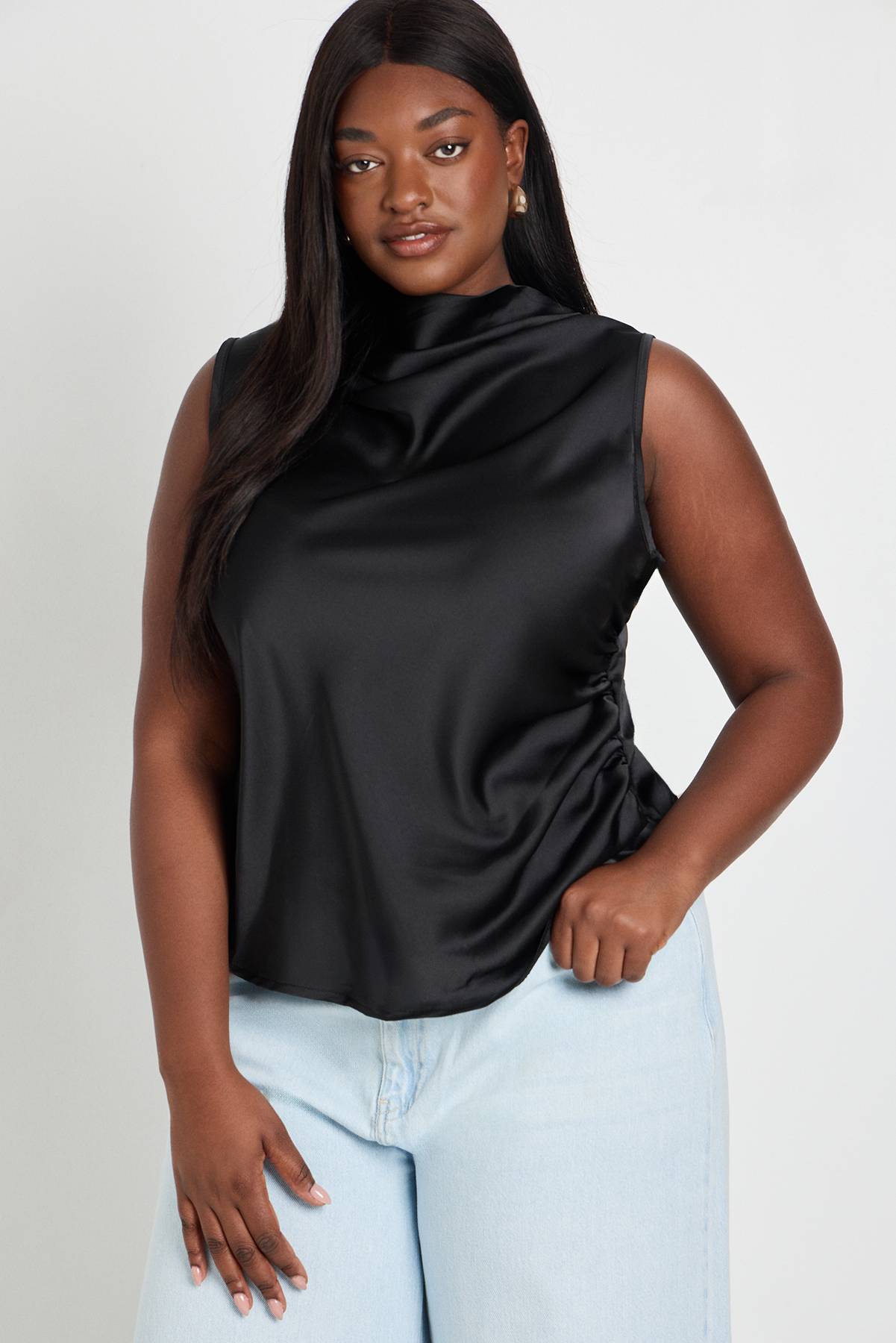 boohoo Haut Grande Taille En Satin Drapé Avec Détail Froncé Sur Le Côté