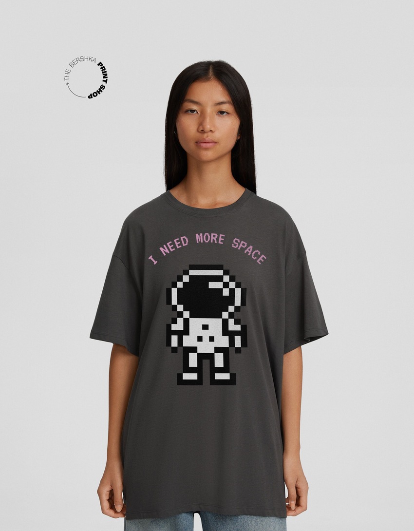 Camiseta oversized da moda com mangas curtas e estampa.