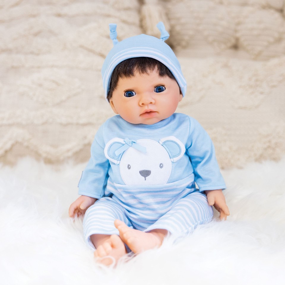 TINY TREASURES - Dukke med brunt hår og blåt bamse outfit