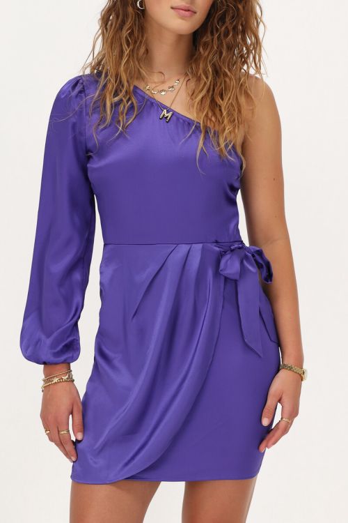Paarse satijnen one-shoulder jurk met overslag