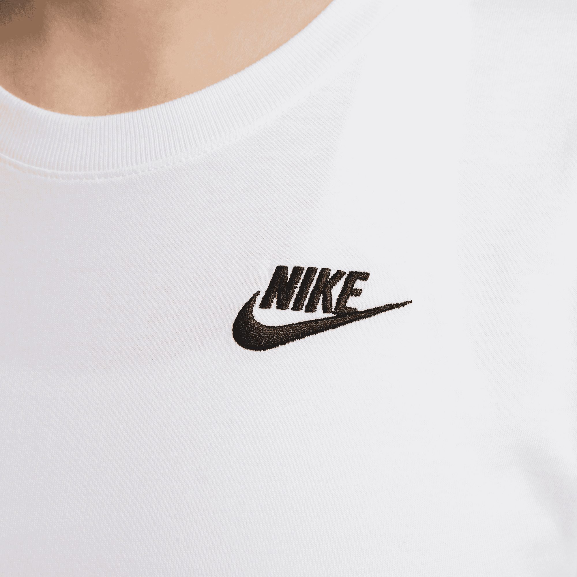Nike Sportswear Club Essentials T-Shirt Damen weiß