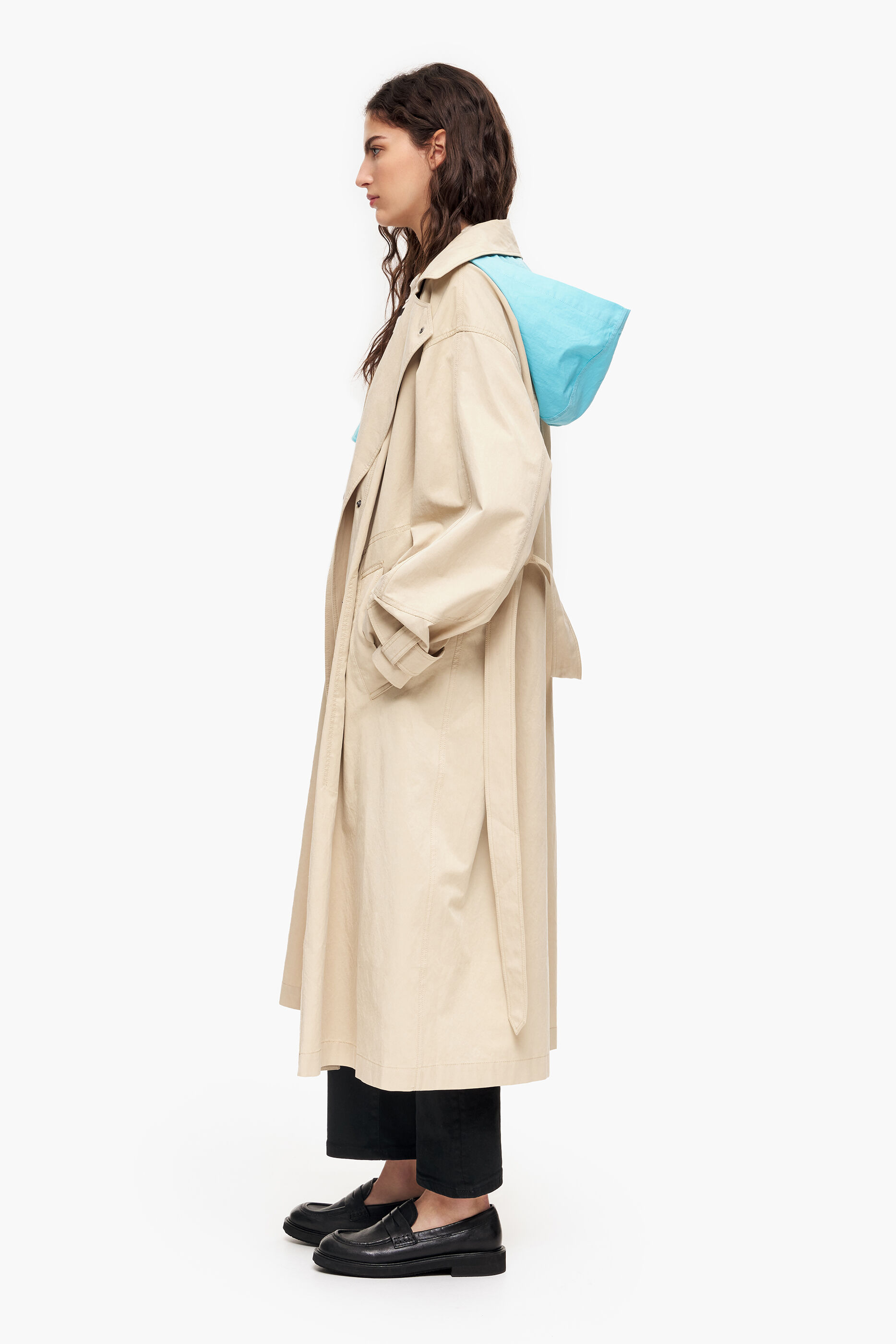 Trench coat cor camelo com boca de sino