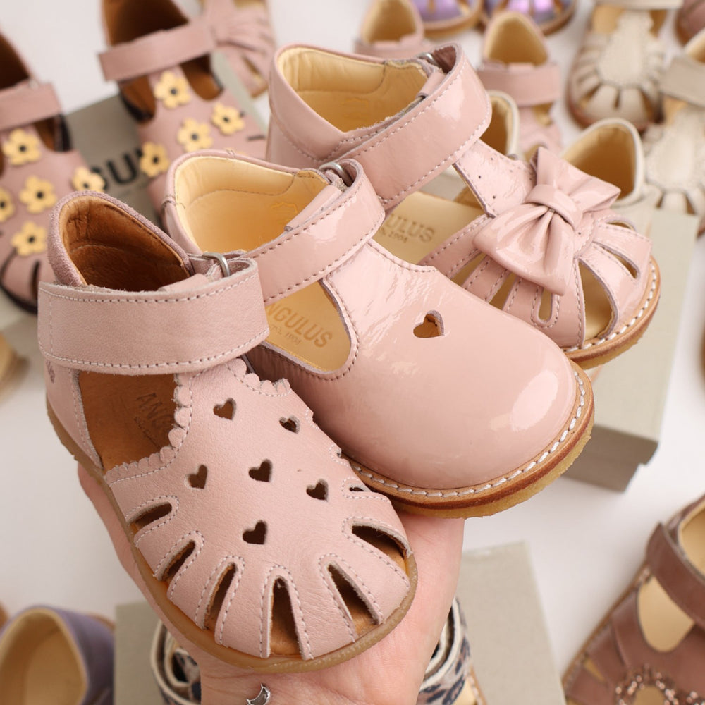 Køb Angulus Rosebud Begynder Sandal Med Sløjfe Og Velcro Lukning