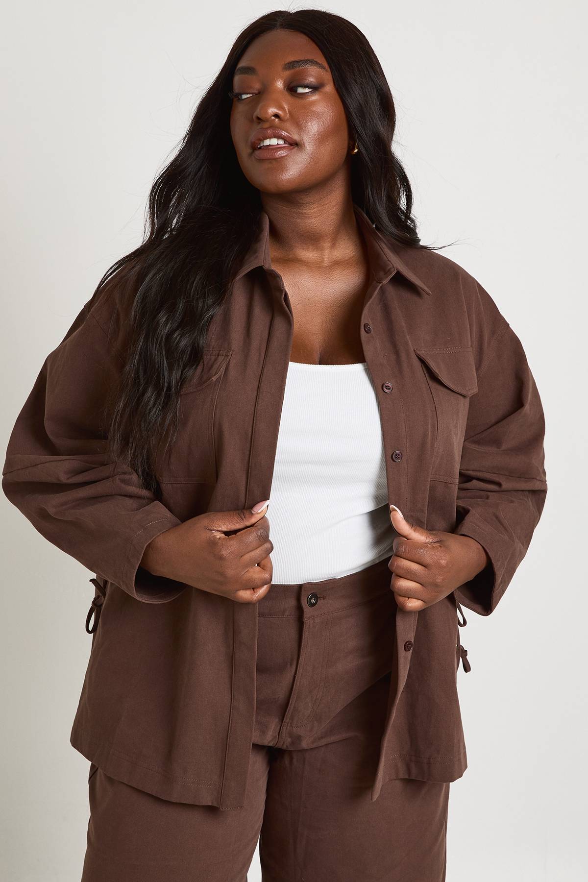 boohoo Chemise Cintrée À Col En Sergé Grande Taille