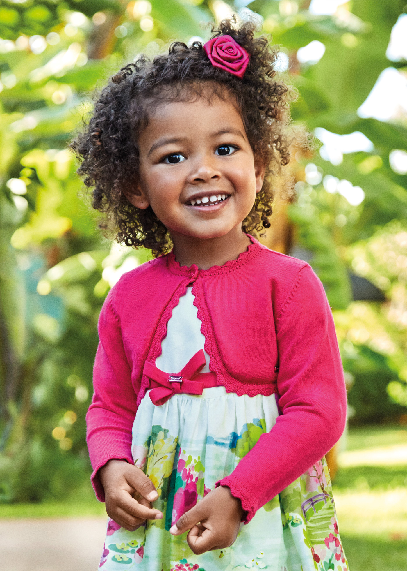 Casaquinho estilo bolero para bebê, confeccionado em algodão sustentável.