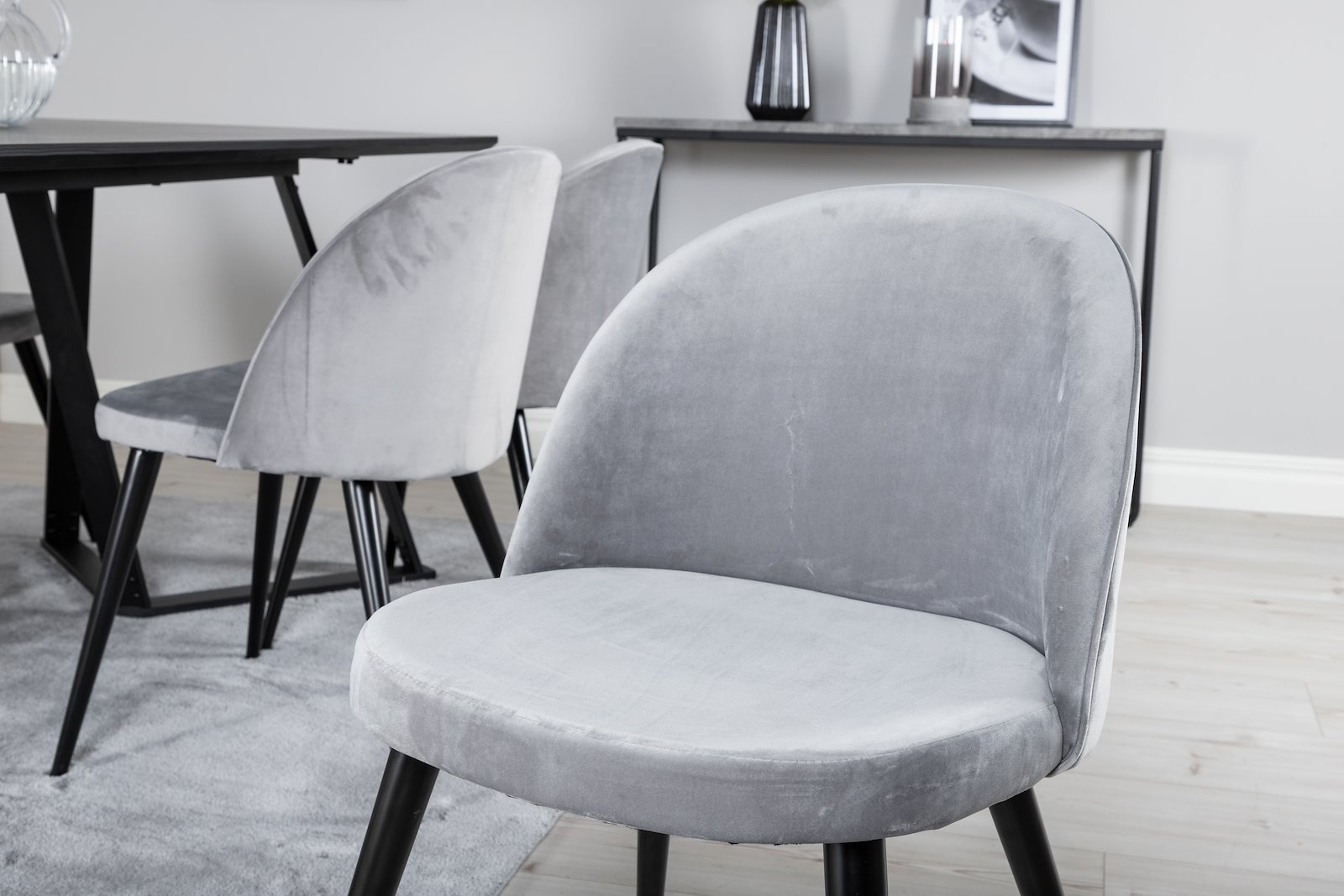 Marina og Velvet Spisegruppe Marina spisebord i sort med 6 stk. Velvet spisestoler i Lys Grå fløyel og sorte ben.