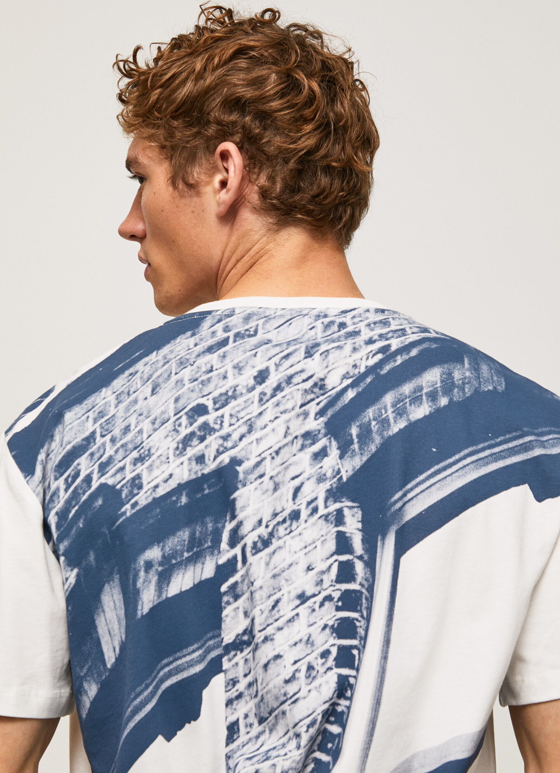 CAMISETA COM ESTAMPA FOTOGRÁFICA - branca