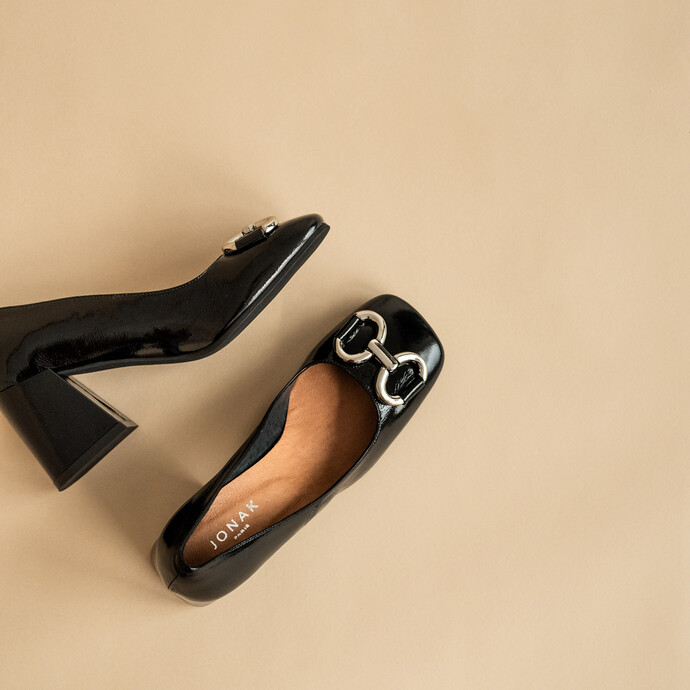 Escarpins à boucles argentées  en cuir vernis noir plissé