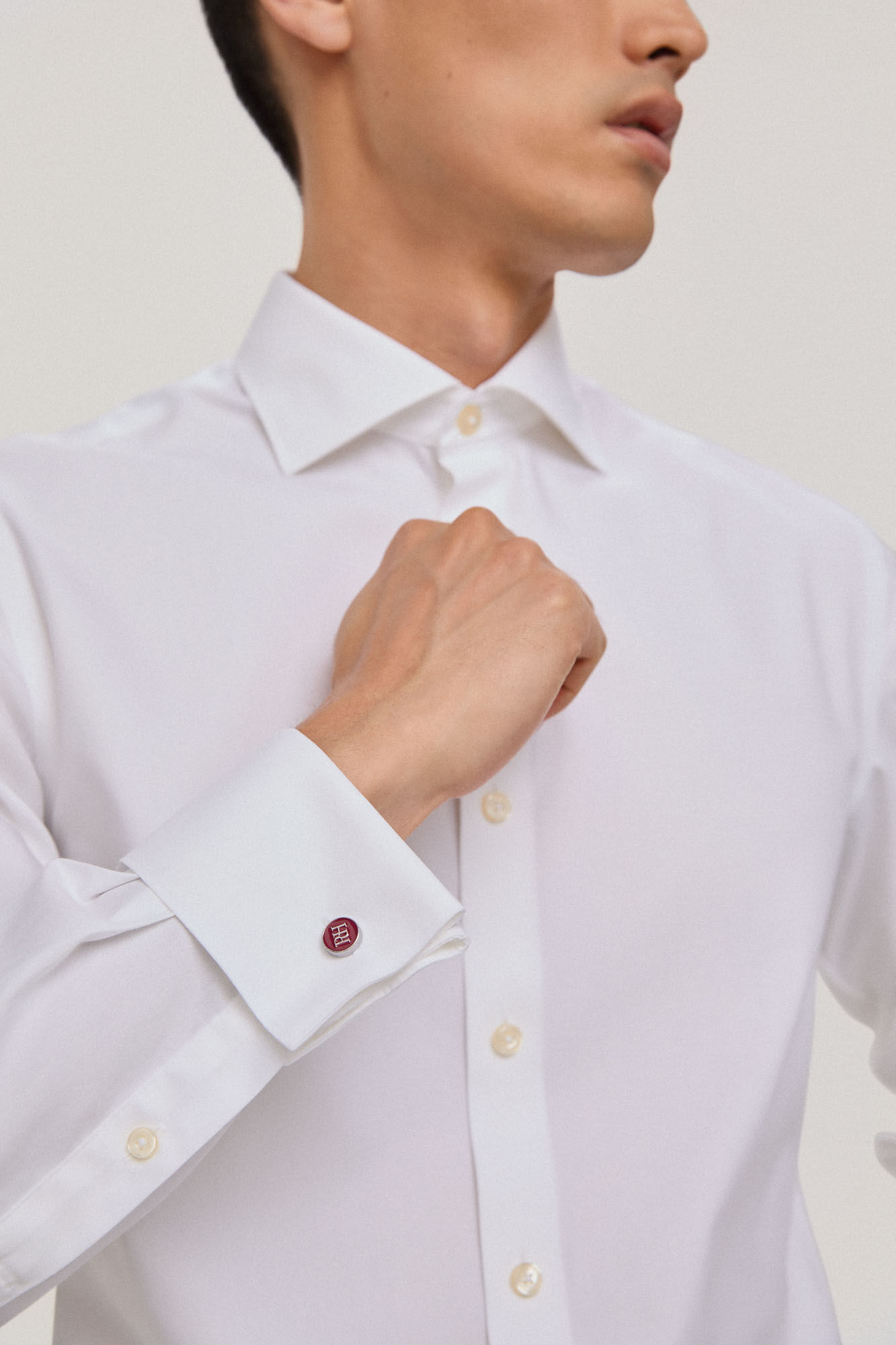 Camisa social com abotoaduras que não precisam ser passadas a ferro e são resistentes a manchas, estrutura lisa, modelagem regular - Branca