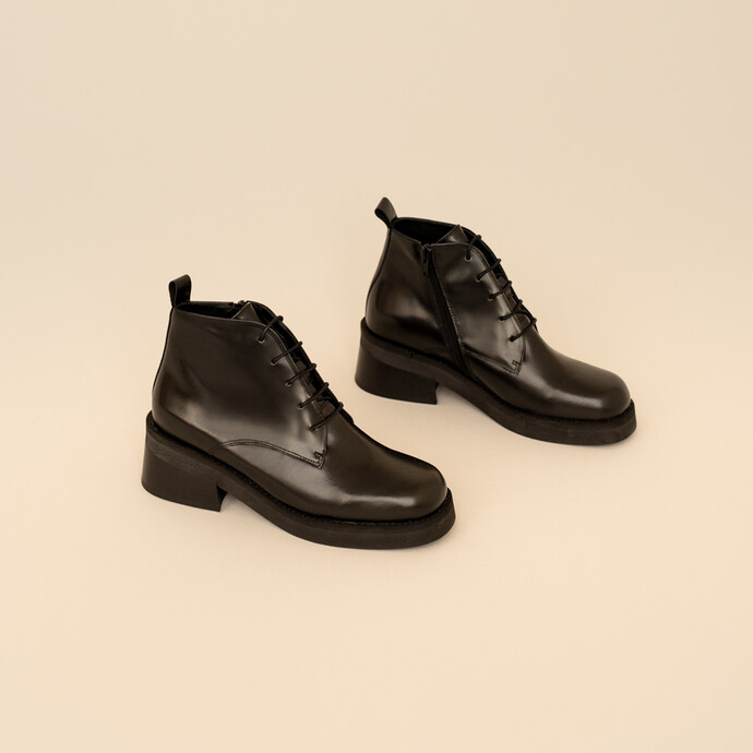 Boots à talons et lacets  en cuir glacé noir