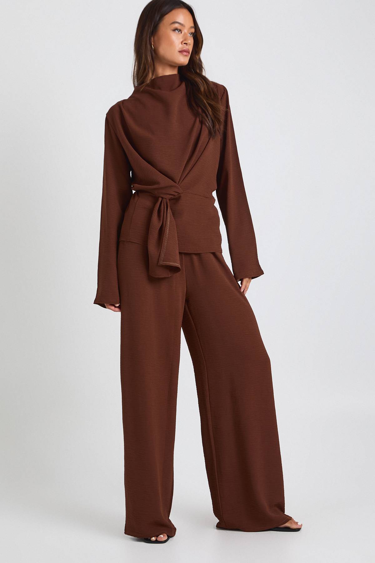 boohoo Chemisier allongé à manches longues en drapé tissé et pantalon coordonné