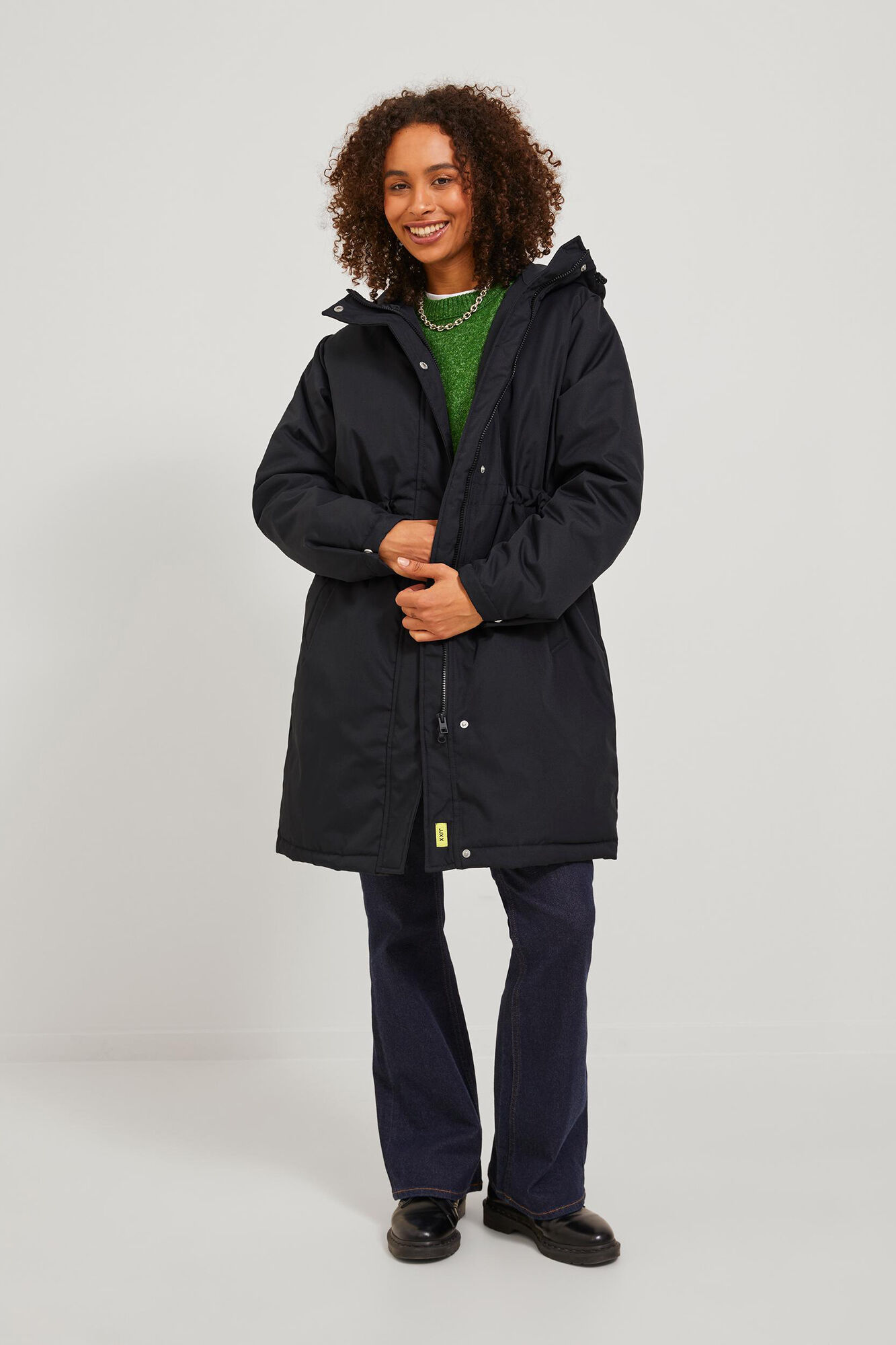 Parka feminina com capuz e cintura ajustável.