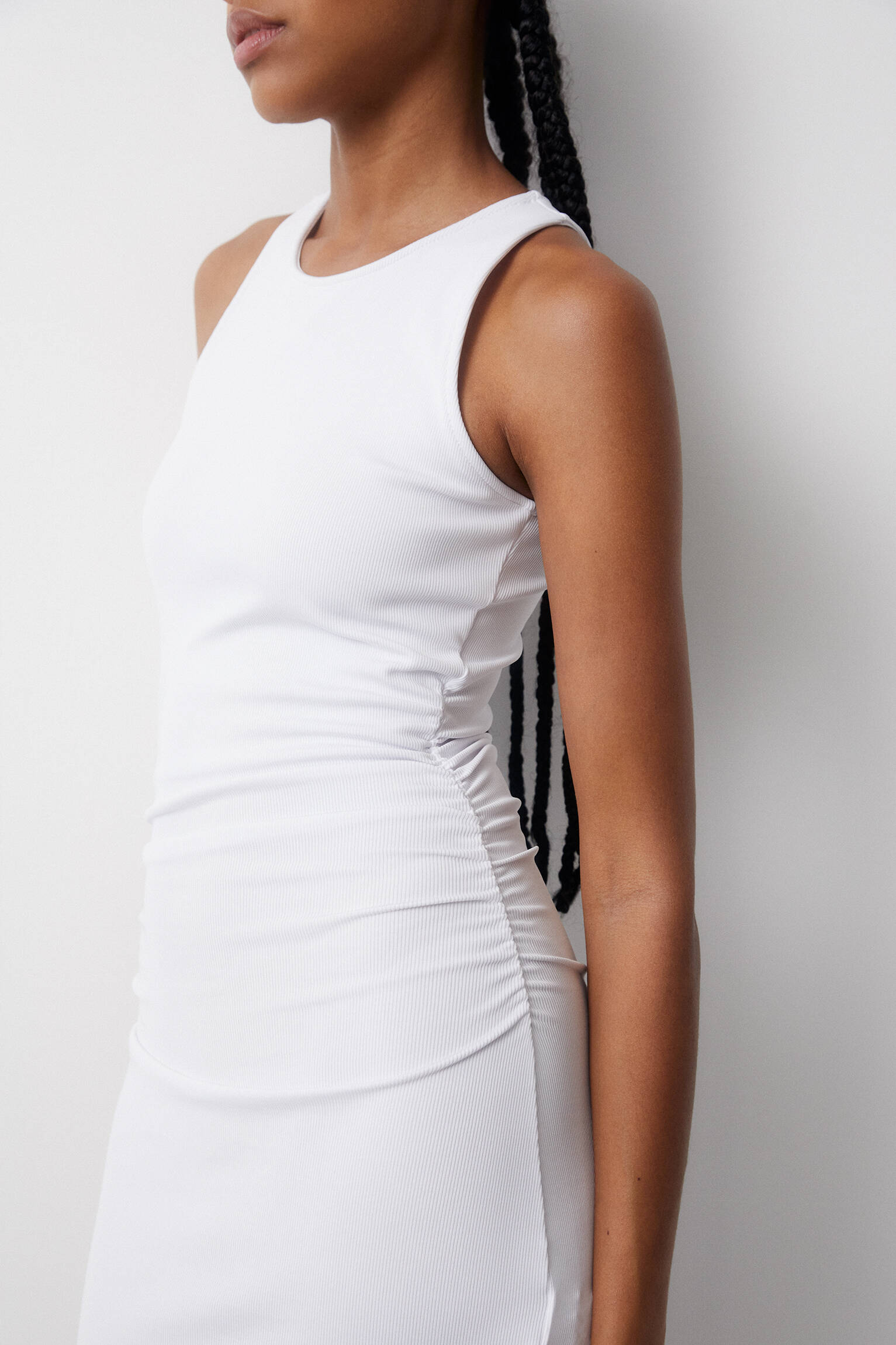 VESTIDO CURTO BRANCO COM COSTAS ASSIMÉTRICAS - BRANCO