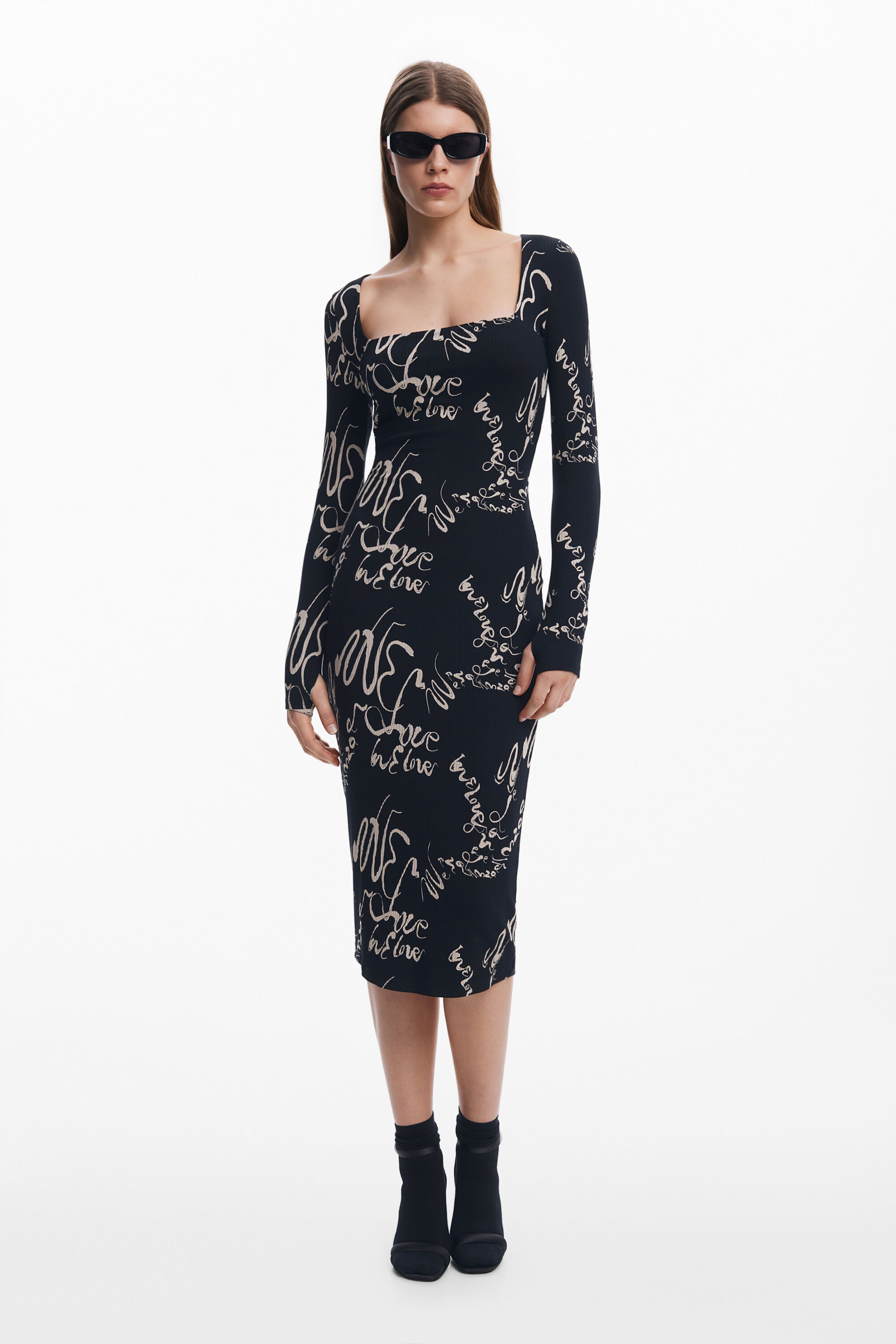 Vestido com decote quadrado e estampa de letras.