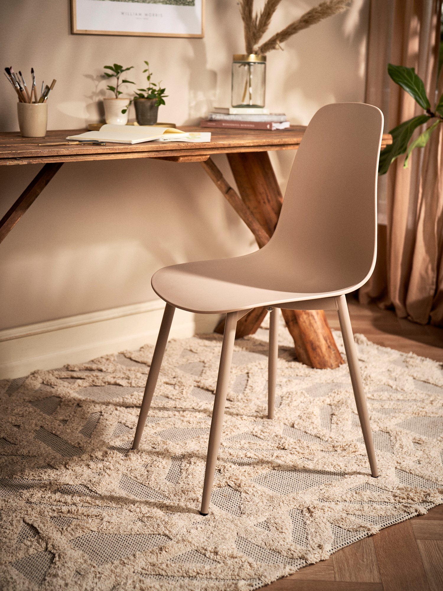 Stol 'Clara' | Jern/polypropylen. 40 x 47 x 87 cm. | Mocha