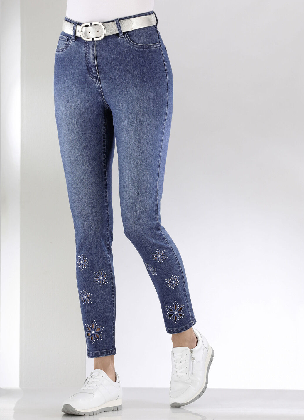 Jeans mit floralen Lochstickereien und Strasssteinchen