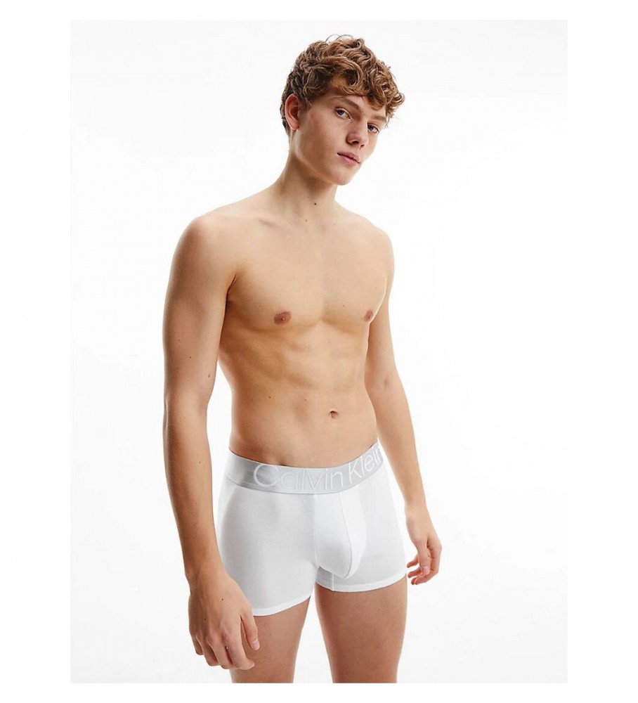 Conjunto com 3 cuecas boxer clássicas Calvin Klein nas cores branca, cinza e preta.