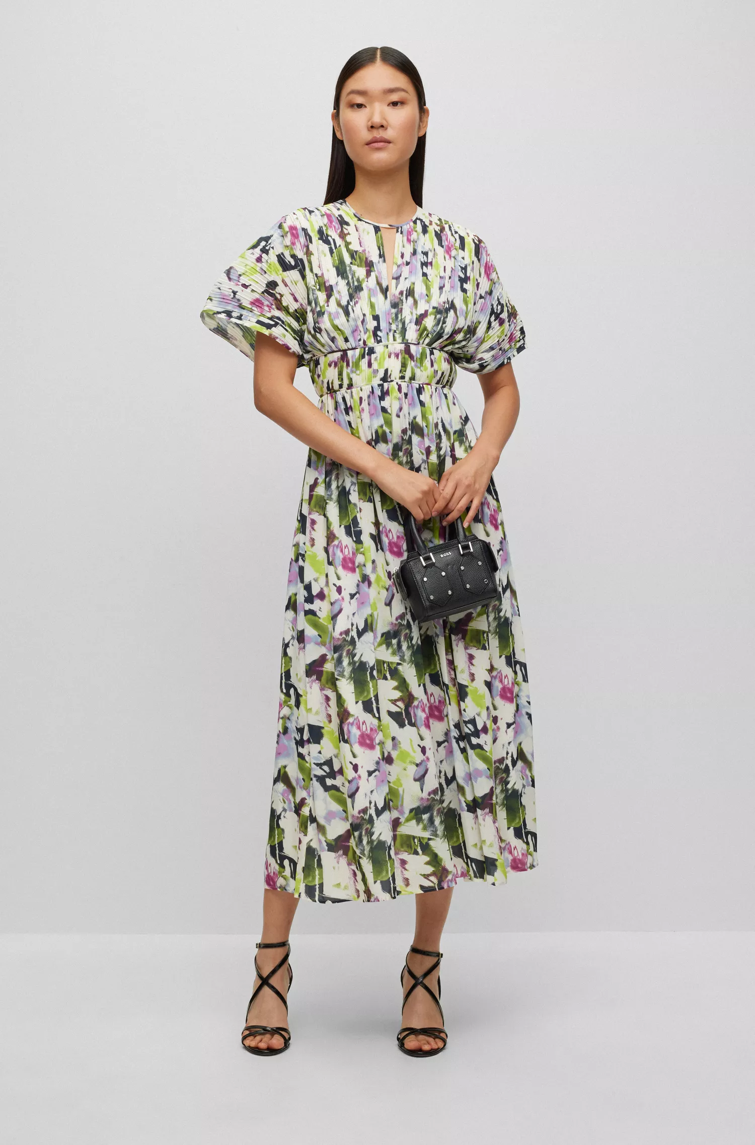 Vestido preto de manga curta da BOSS com detalhes vazados.