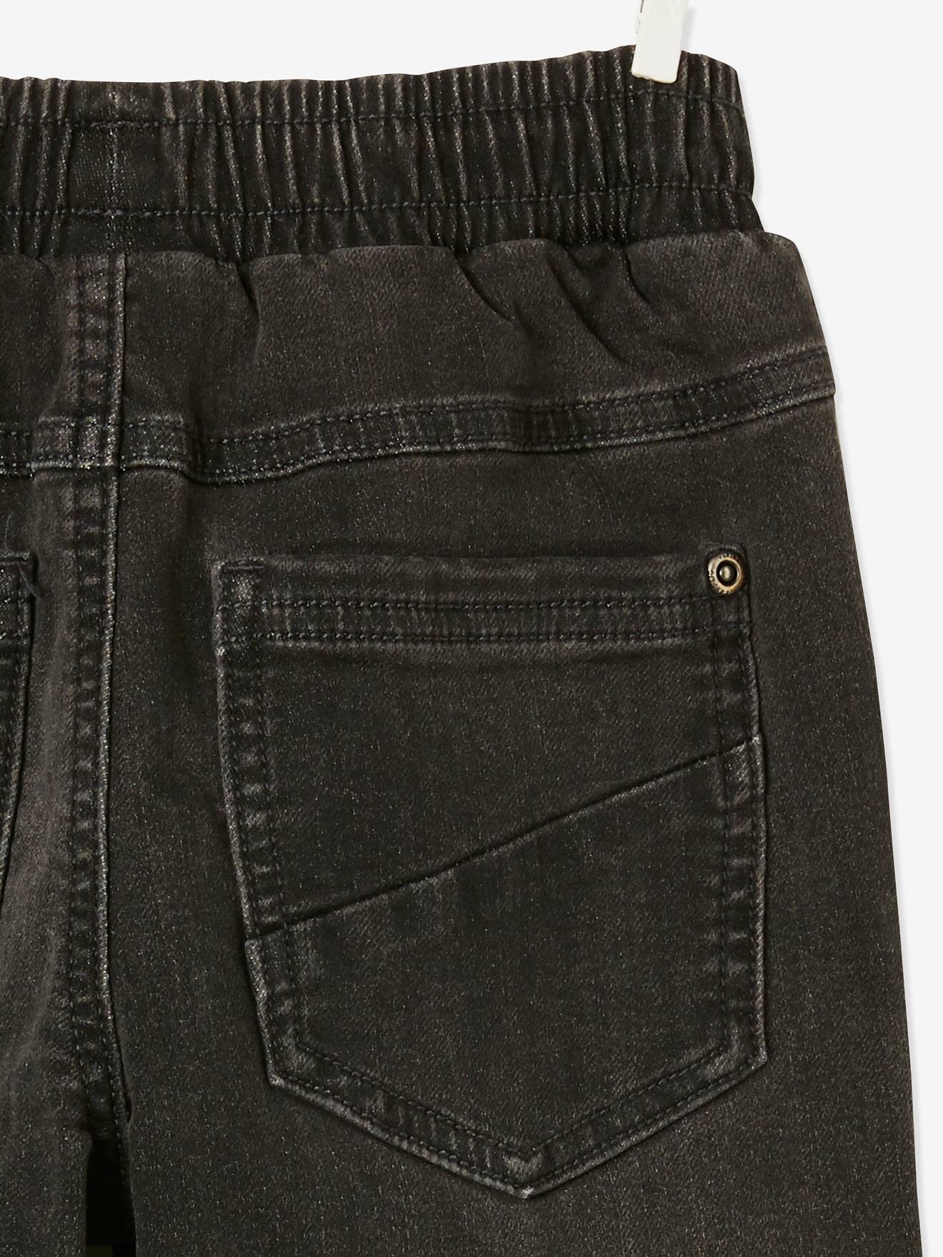 Calças de corte reto e forradas, fáceis de vestir, para meninos, em cinza escuro liso com estampas.