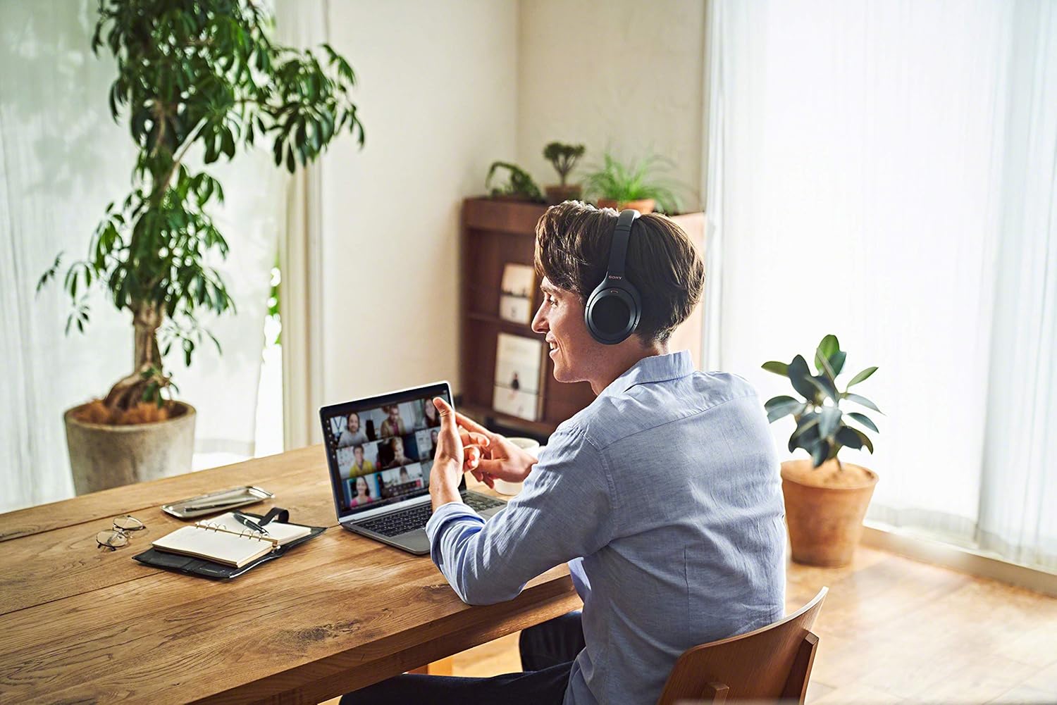 WH1000XM4| Casque Bluetooth à réduction de bruit sans fil, 30 heures d'autonomie, avec micro pour appels téléphoniques, optimisé pour Amazon Alexa et Google assistant, Noir