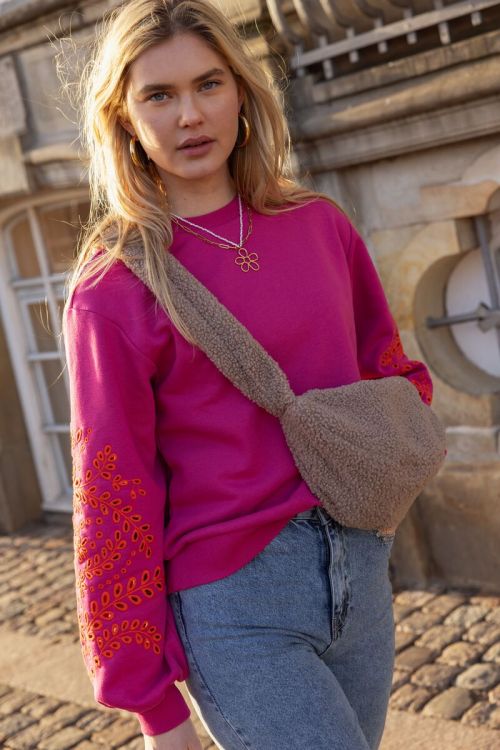 Roze sweater met embroidery mouwen