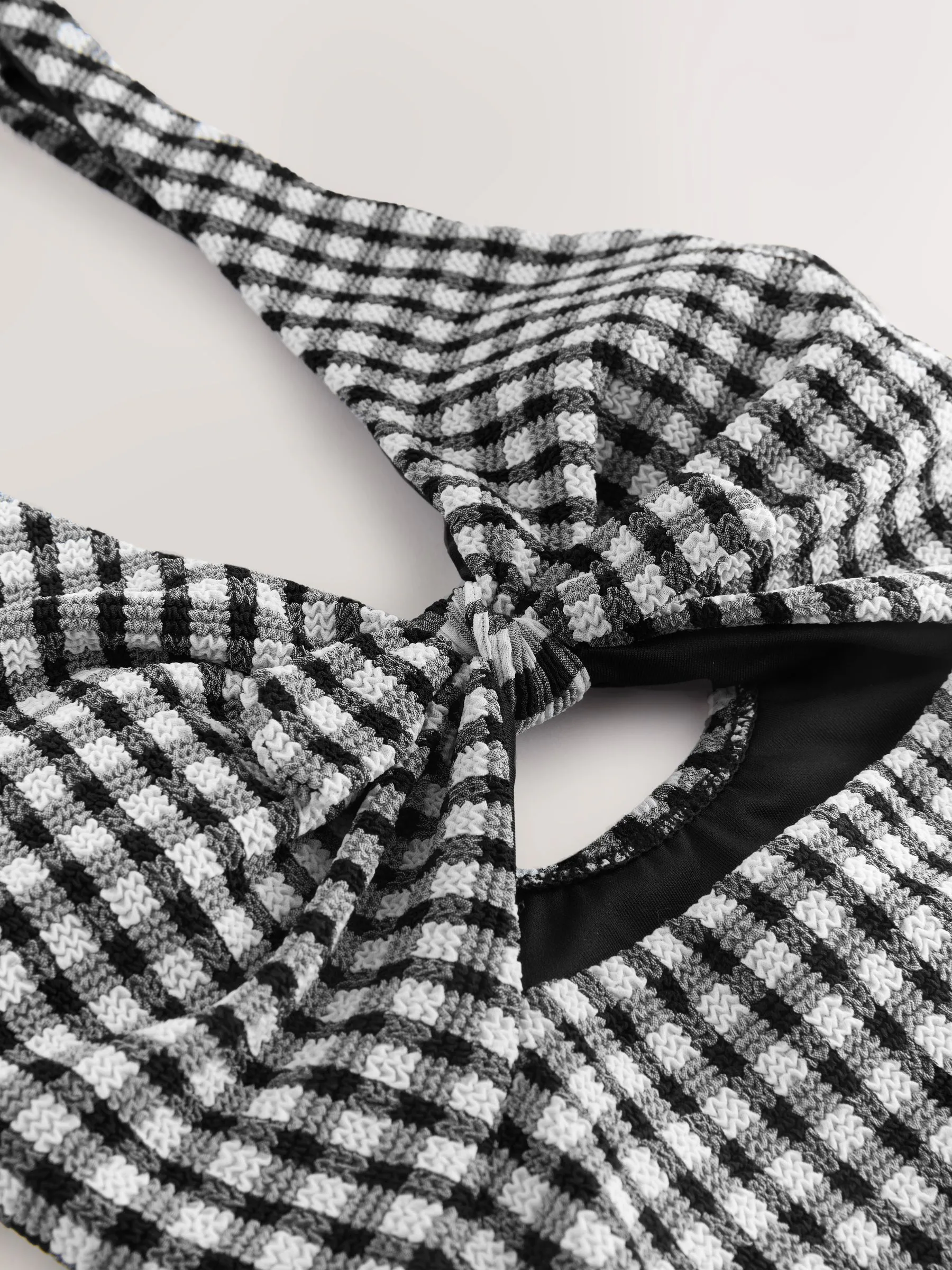 Zwart/wit gekreukte gingham-ruit - Uitgesneden plooi buik controle Zwempak