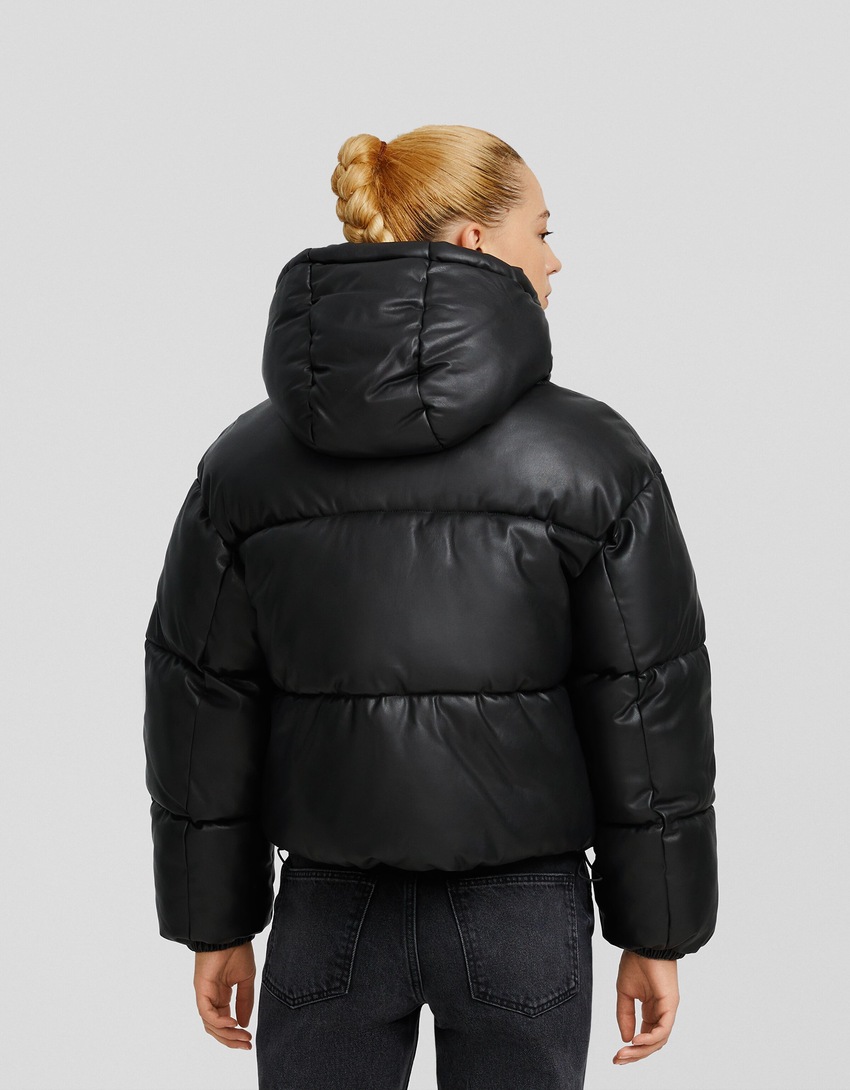Jaqueta puffer com efeito de couro e capuz.