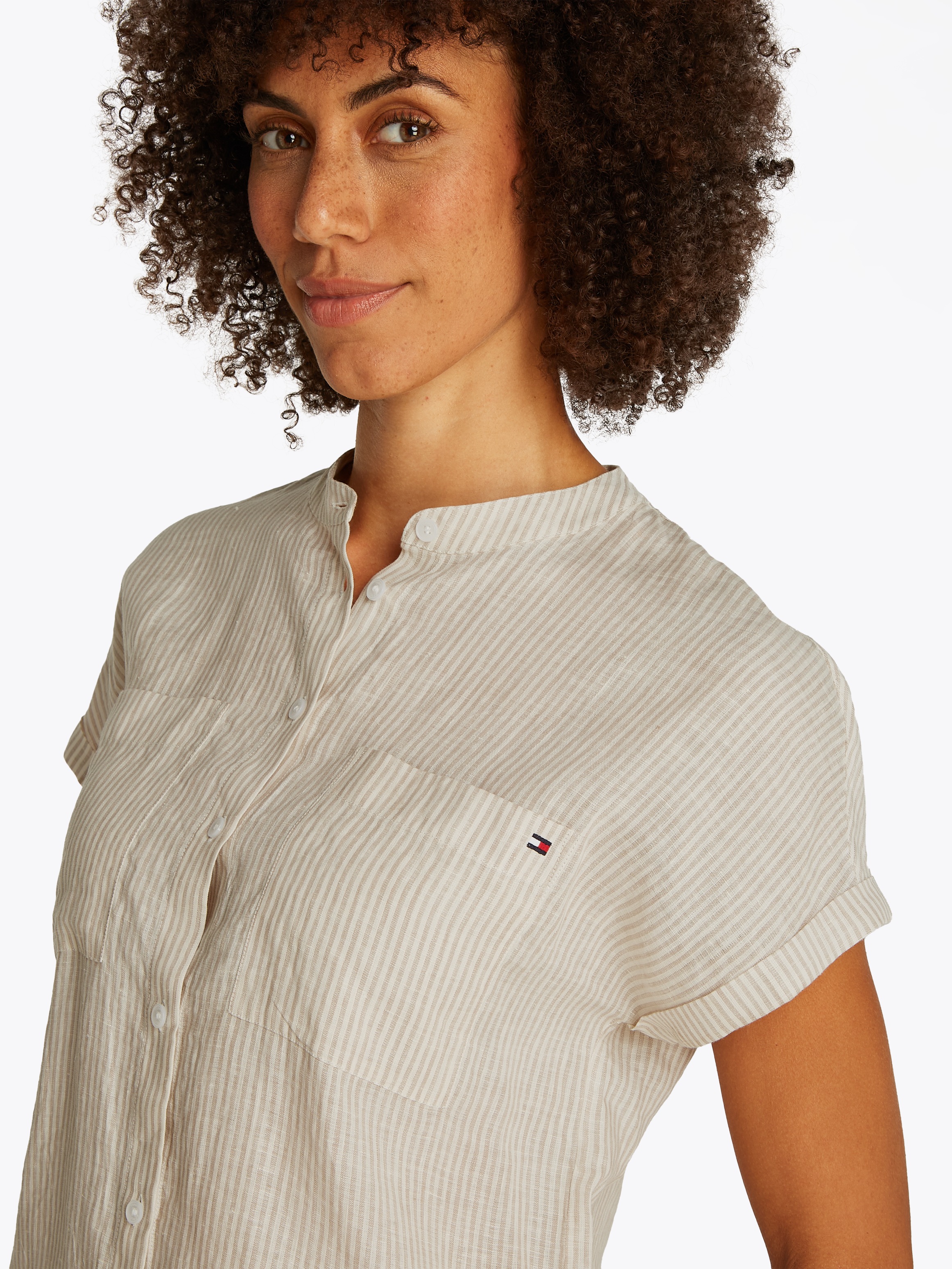 Tommy Hilfiger Kurzarmbluse »ESS LINEN COLLARLESS S/S BLOUSE« mit Logostickerei ,kühlendes Premium Leinen
