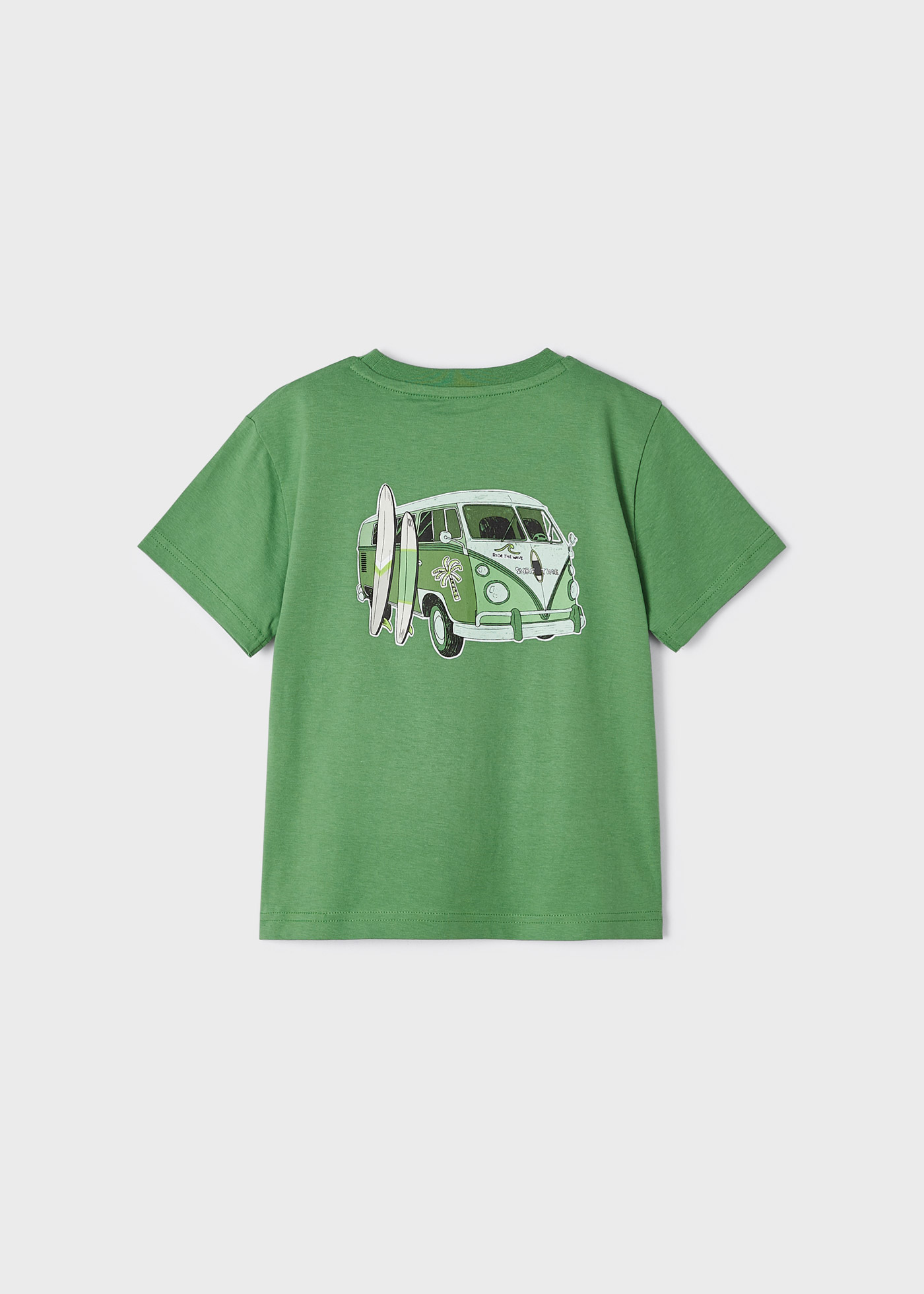 Camiseta infantil masculina em algodão sustentável com estampa.