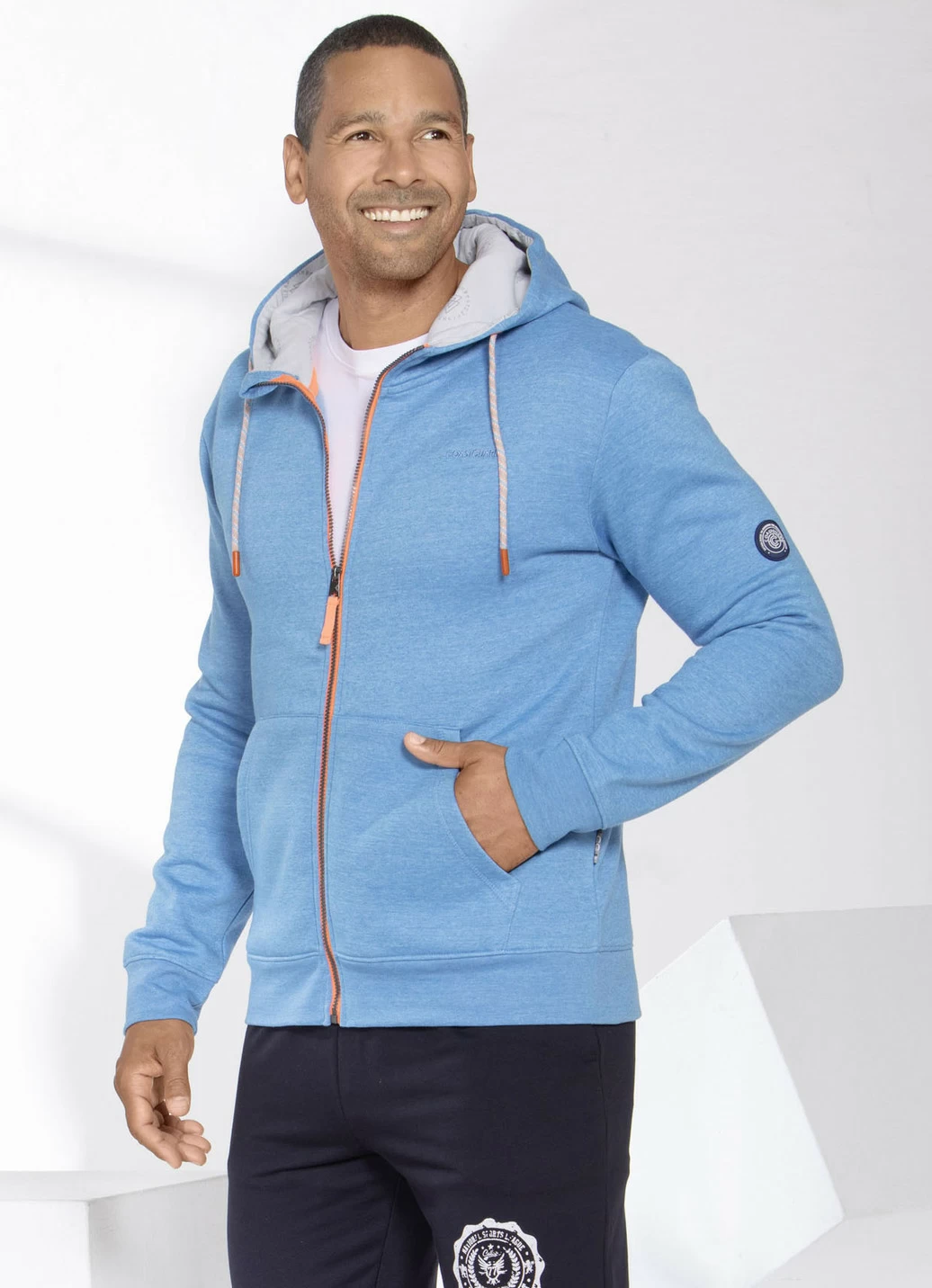 Sweatjacke mit Kapuze