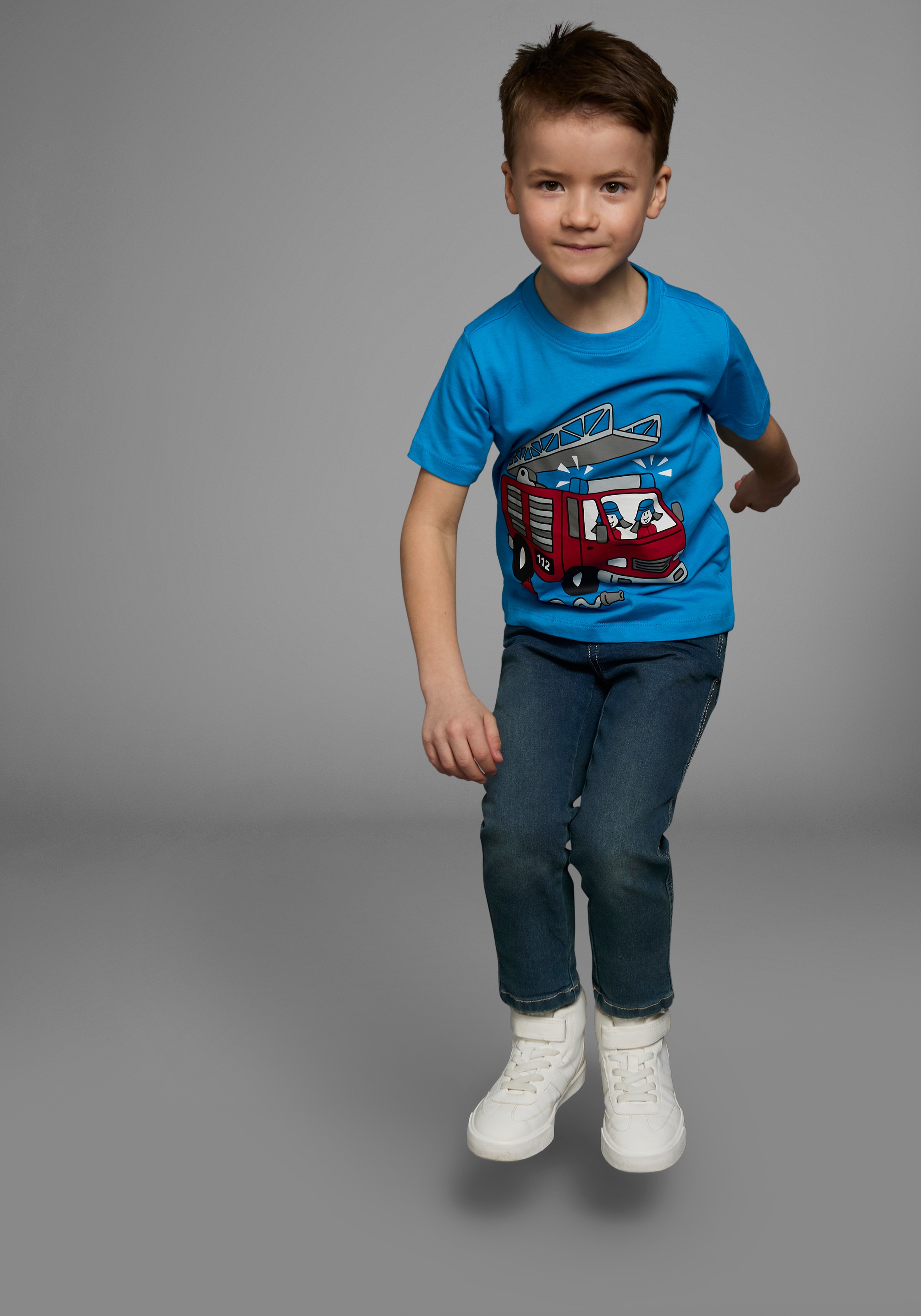 KIDSWORLD T-Shirt »Mit coolem FEUERWEHR Druck«, Kurzarm,  Basic-Passform,  mit stylischem Druck,  Rundhalsausschnitt