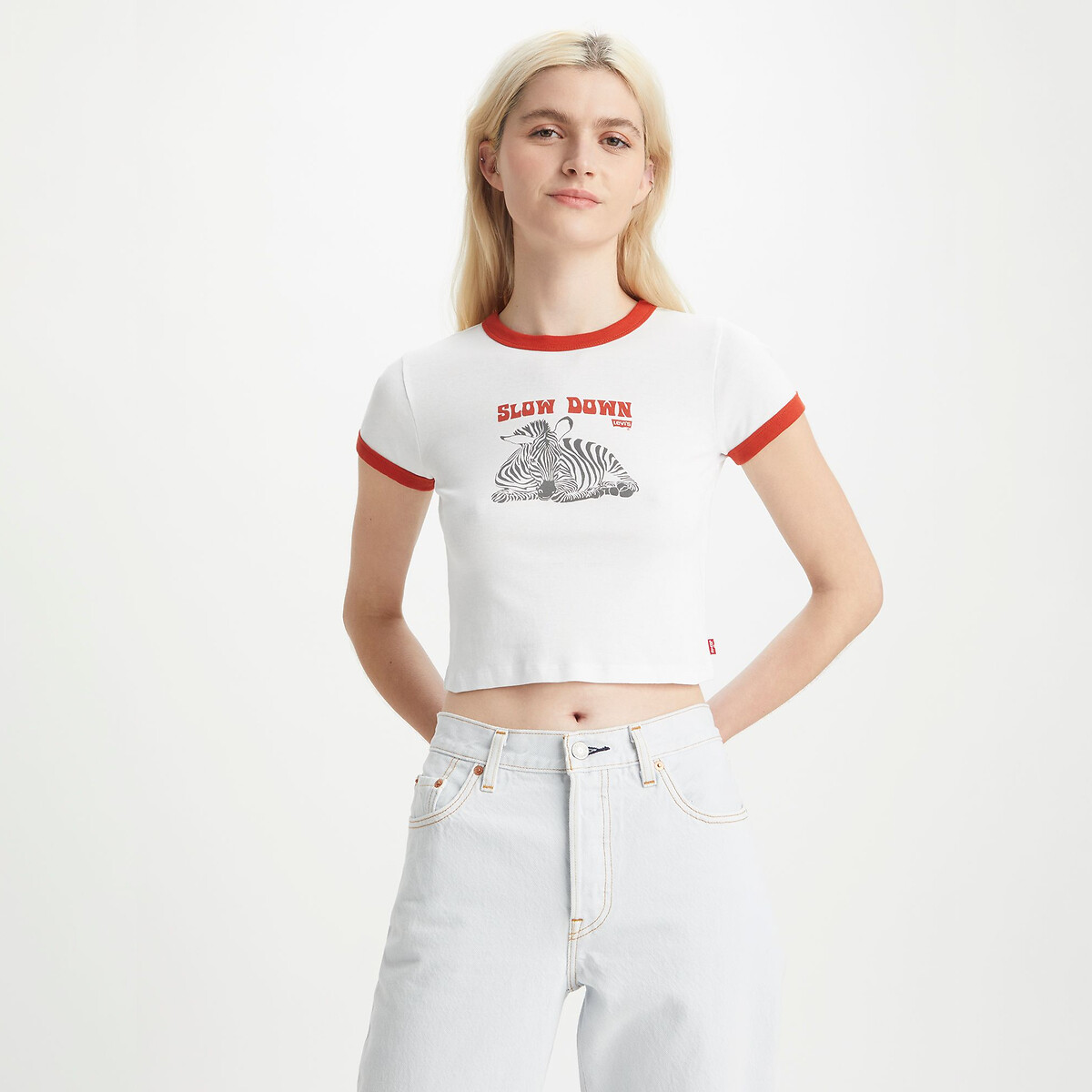 Camiseta cropped Levi's com estampa na frente.