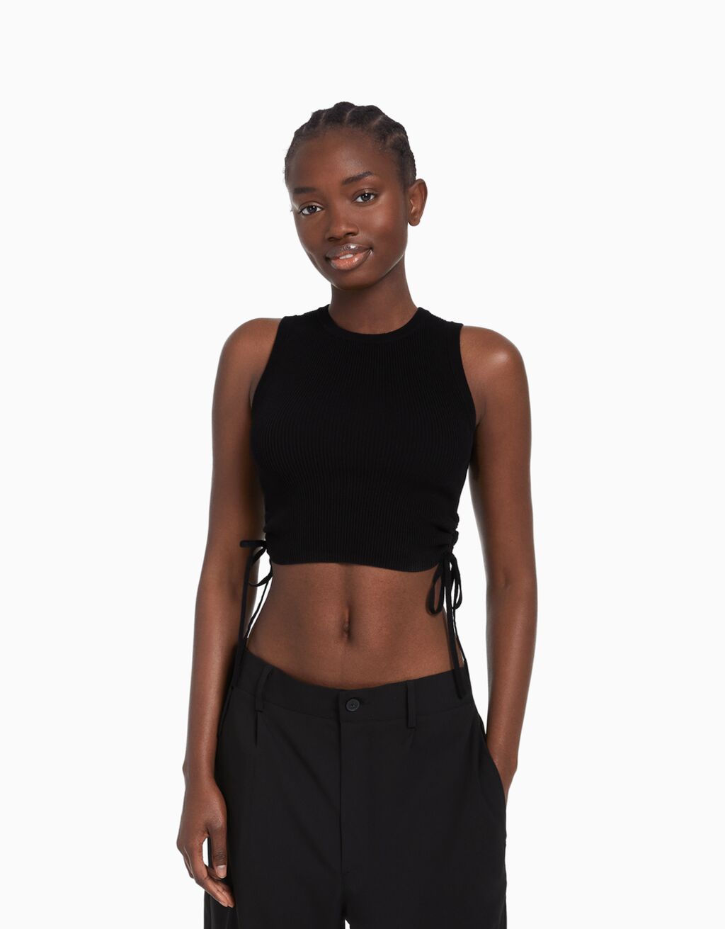 Blusa de malha sem mangas com franzidos e amarrações.
