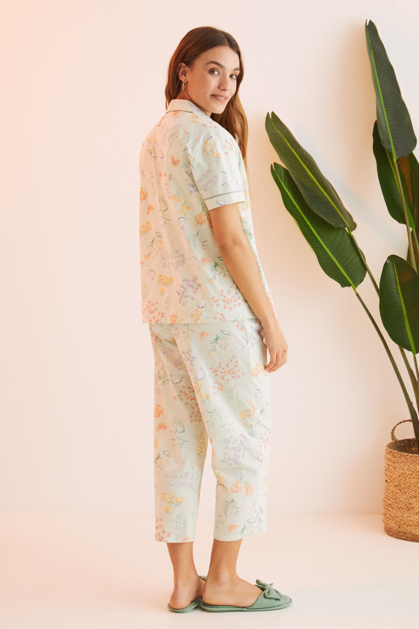 Pijama estilo camisa 100% algodão com estampa floral verde