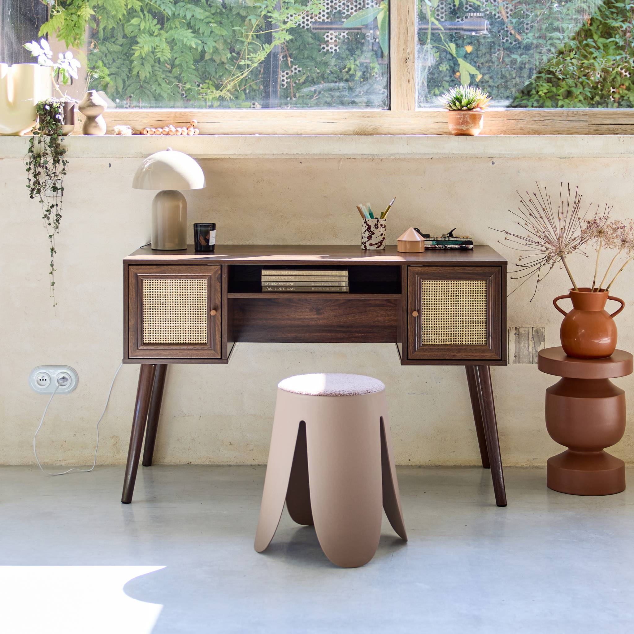 sweeek - Bureau decor hout en vlechtwerk 2 deuren