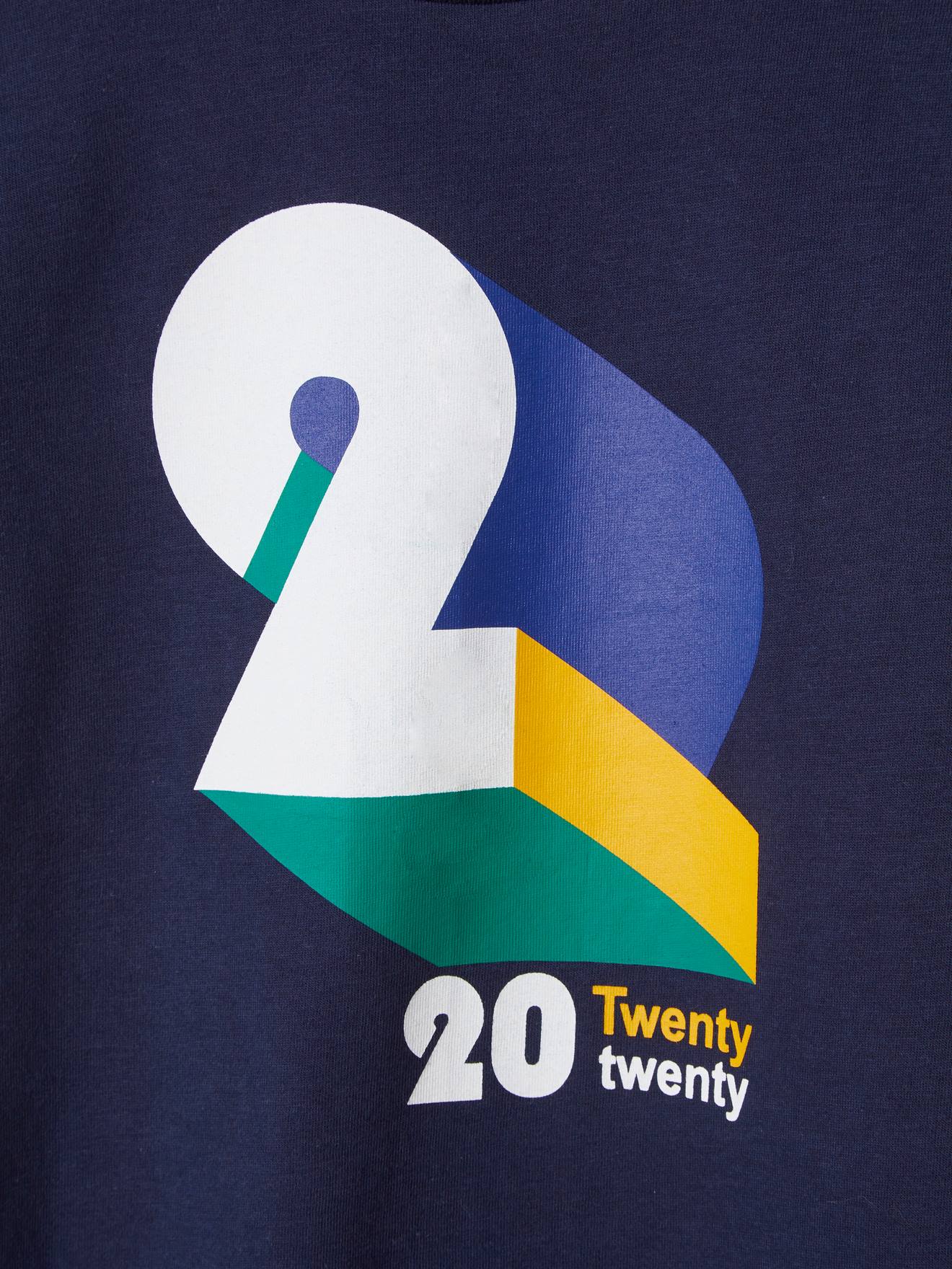 Camiseta esportiva infantil masculina, lisa, azul médio com estampas gráficas.