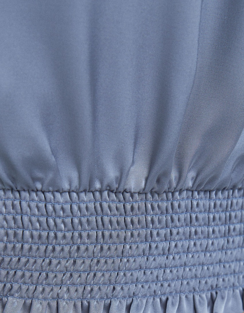 Camisa cropped de cetim com mangas compridas