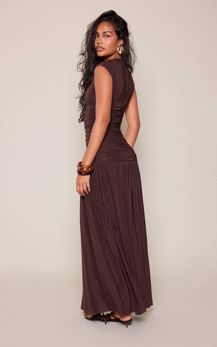 Chocolat Robe Maxi À Taille Basse En Jersey Slinky Double Couche Avec Manches Cape