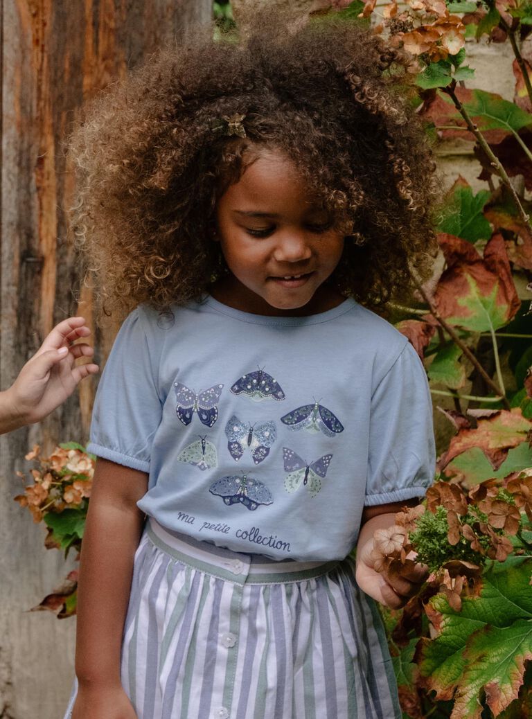 T-shirt bleu ciel à papillons