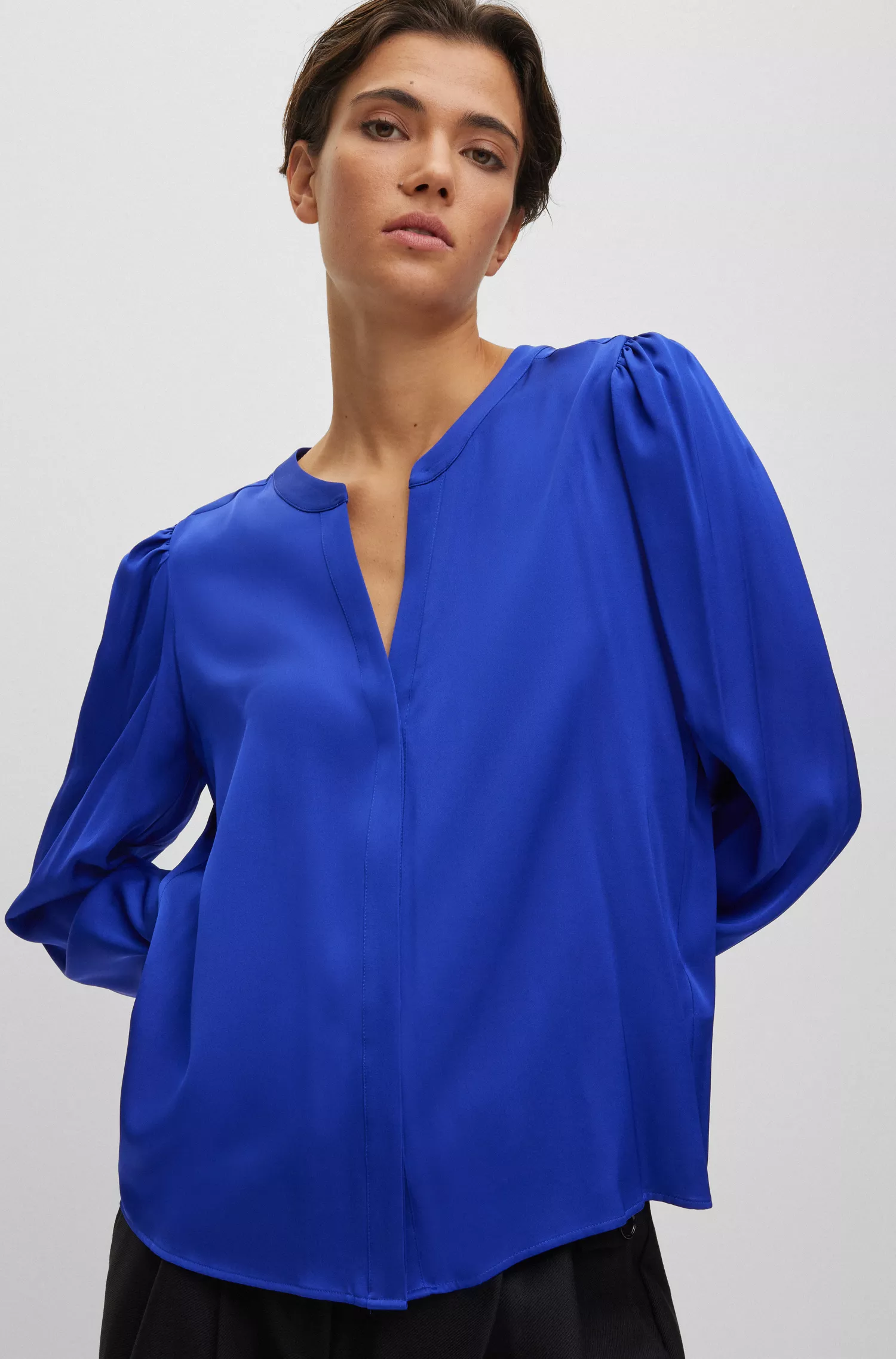 Blusa BOSS preta sem gola, modelagem solta, em seda elástica.