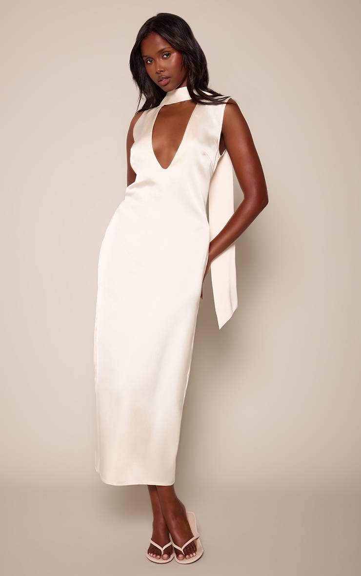 Crème Robe Longue Satinée À Décolleté Plongeant Avec Détail Foulard