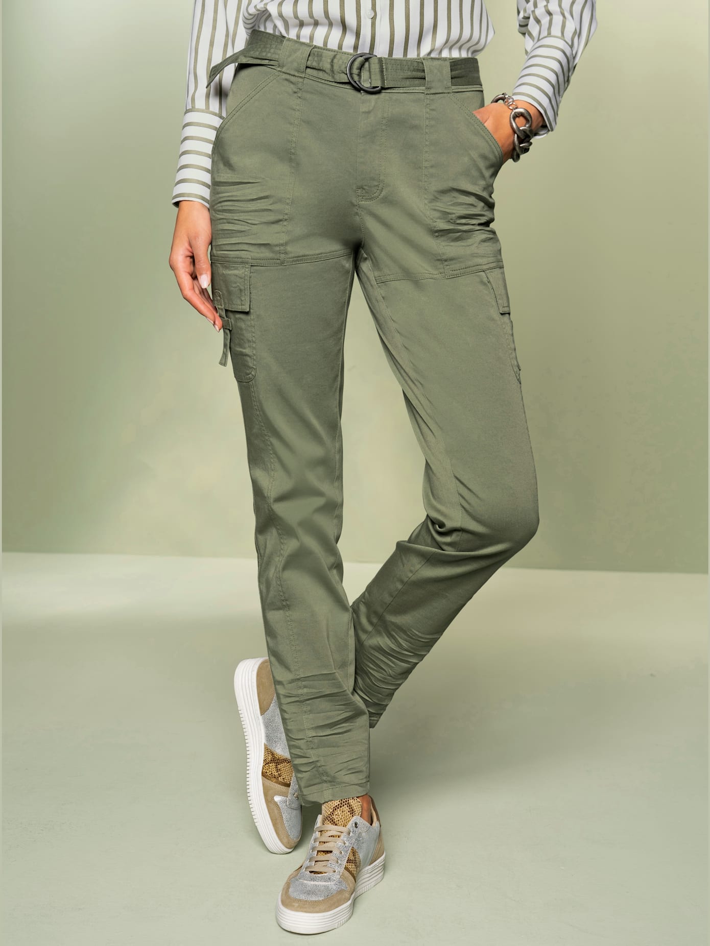 Pantalon cargo livré avec ceinture