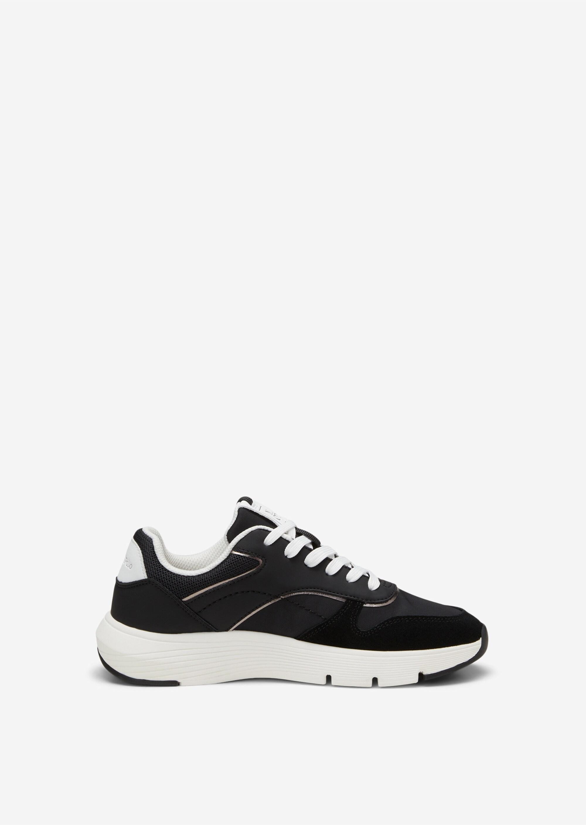 Sneaker aus hochwertigem Material-Mix