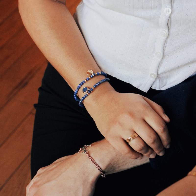 Bracelet perles lapis lazuli et mini charm plaqué or femme - gravure INFINI